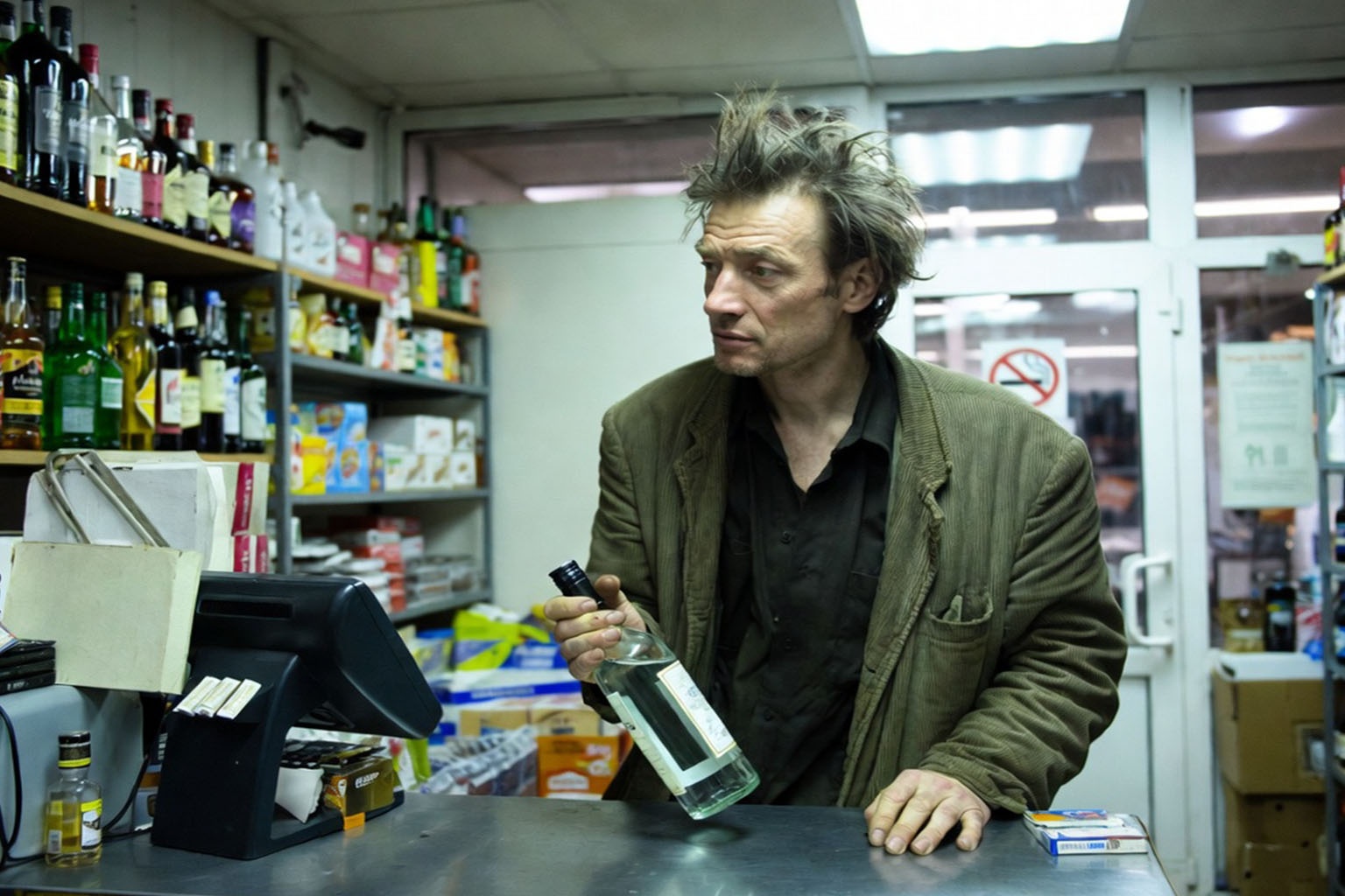 Мужчина покупает водку